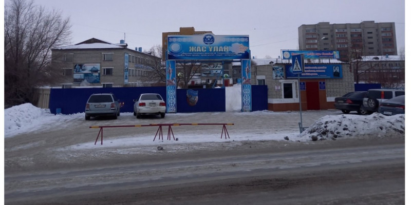 Семейде оқушысын басынан ұрған офицер сөгіспен құтылып кеткен