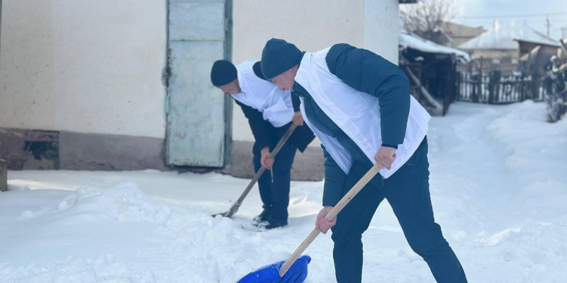 «Таза бейсенбі» акциясына қатысушылар жалғызбасты қарттардың ауласын тазартты