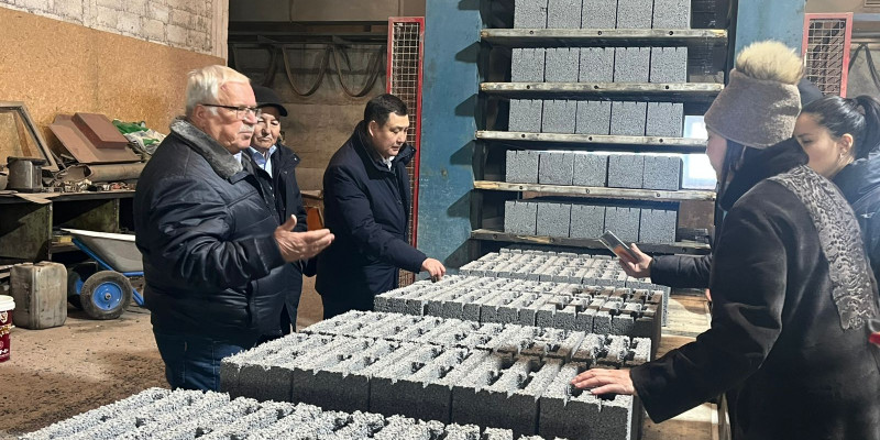 Мәжіліс депутаттары Жетісудағы кірпіш-керамзит зауыты қызметкерлерімен кездесті