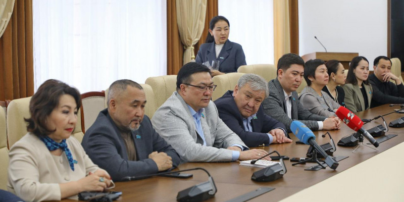 Мәжілісмен Ұлытау облысындағы мәслихат депутаттарымен кездесті
