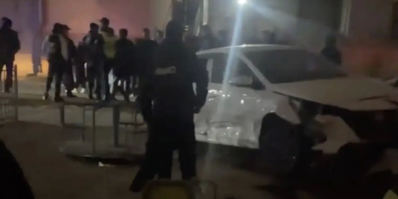 Ақтауда жеңіл көлік ойын алаңына соқтығысып, кішкентай баланы қағып кетті