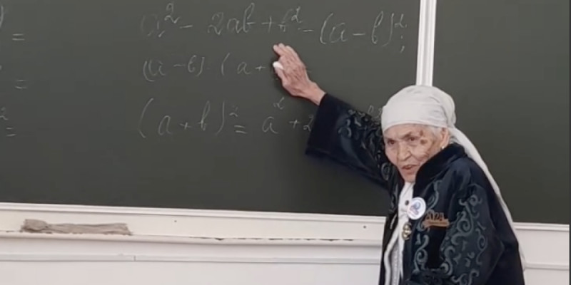 «ҰБТ-ға көмектесіп жүр: 93 жасында сабақ берген кейуана көпшілікті тәнті етті
