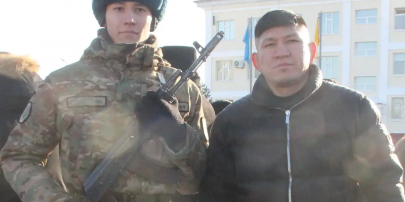 «Ант қабылдады»: Қуат Хамитов інісін әскерге аттандырды