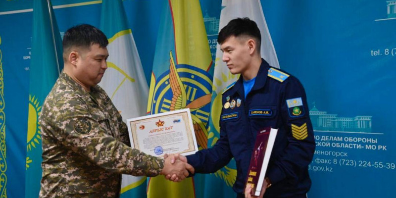 Риддерде әскери курсант өрт кезінде адам өмірін құтқарып қалды