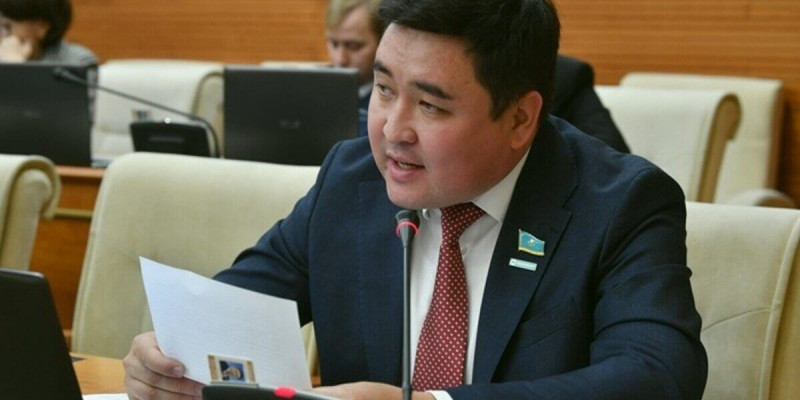 Депутат әлеуметтік педагогтар мен техникалық персоналдың айлығын көтеруді талап етті