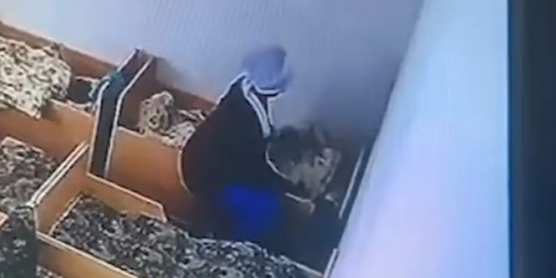 Екібастұздағы балабақшада баланы аяусыз ұрып-соққан тәрбиеші видеоға түсіп қалды