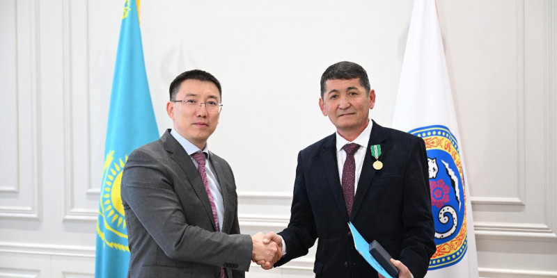 Алматылық автобус жүргізушісі Президенттің марапатын алды