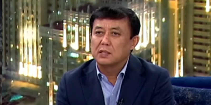 «Айыппұл салу керек»: Саят Медеуов кейбір әншілерді сынап тастады