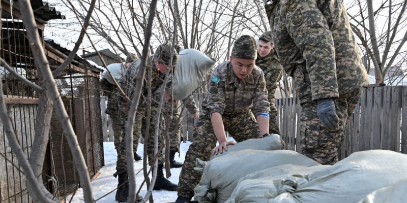 Десантшылар су басу қаупі бар ауылдың тұрғындарына көмектесті