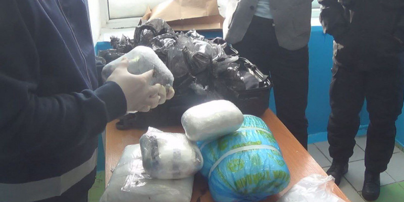Астанадағы вокзалда 8 келі «мефедрон» салынған чемодан тәркіленді