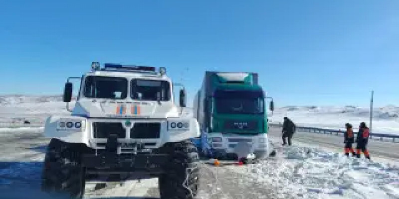 Құтқарушылар бес күн жолда қалған жүргізушіге көмектесті