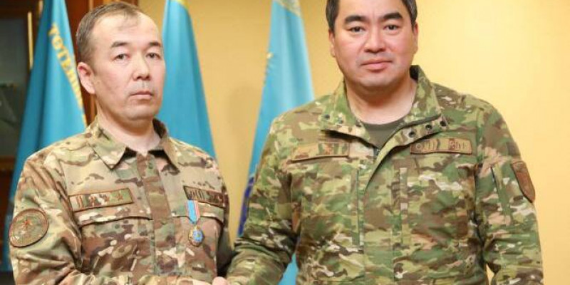 Жанып жатқан көліктен адамдарды құтқарып қалған қызметкер марапатталды