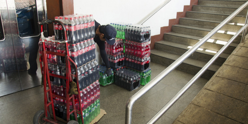 Coca-Cola кей елдердегі өнімдерін кері қайтарып жатыр