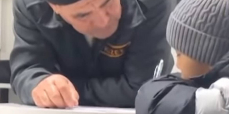 Оқушының сабағына көмектескен күзетші көптің ықыласына бөленді (ВИДЕО)