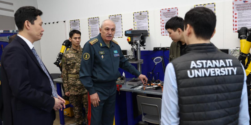 Қорғаныс министрі Astana IT University студенттерімен кездесті