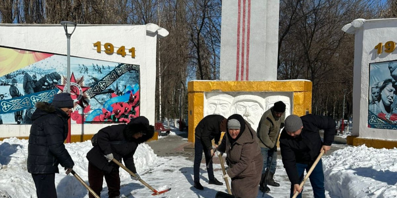 «Таза бейсенбі»: Атырау облысында 2,5 тонна қоқыс жиналды