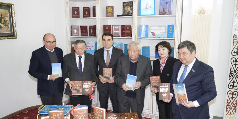 Дархан Қыдырәлінің бірнеше тілге аударылған кітаптары оқырманға жол тартты