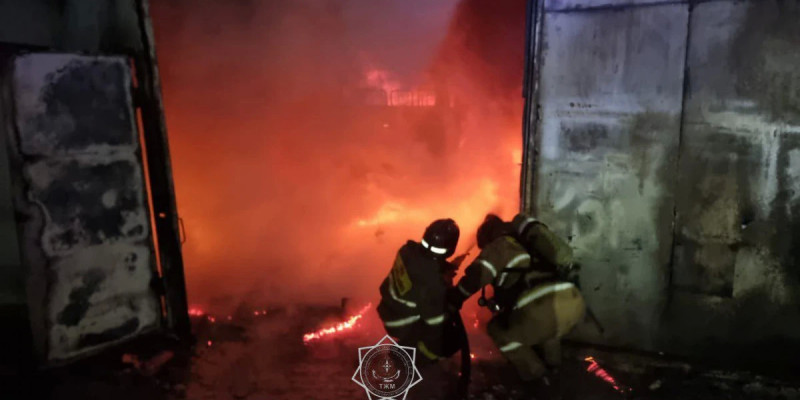 Елордада өрттен екі көлік жанып, бір адам зардап шекті
