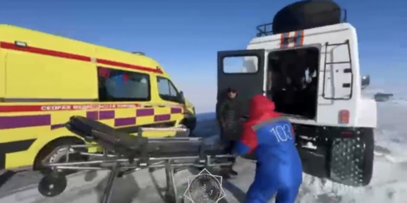Арқалықта ішінде науқасы бар жедел жәрдем көлігі қарға батып қалған