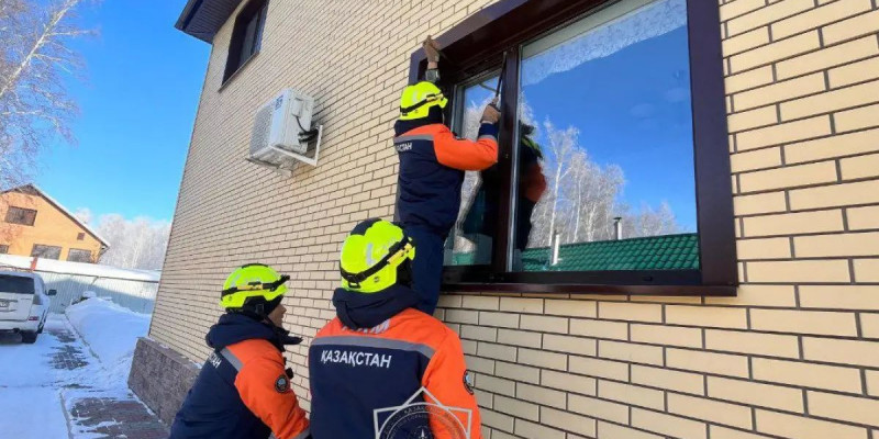 Петропавлда үйде жалғыз қамалып қалған 5 жасар қыз құтқарылды