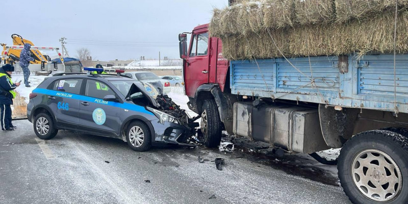 Семейде полиция автокөлігі КамАЗ-бен соқтығысты