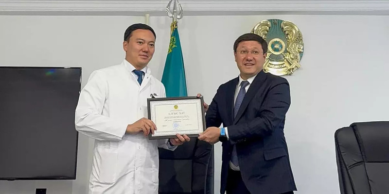 Ұшақта жолаушыны құтқарып қалған дәрігер министрден марапат алды