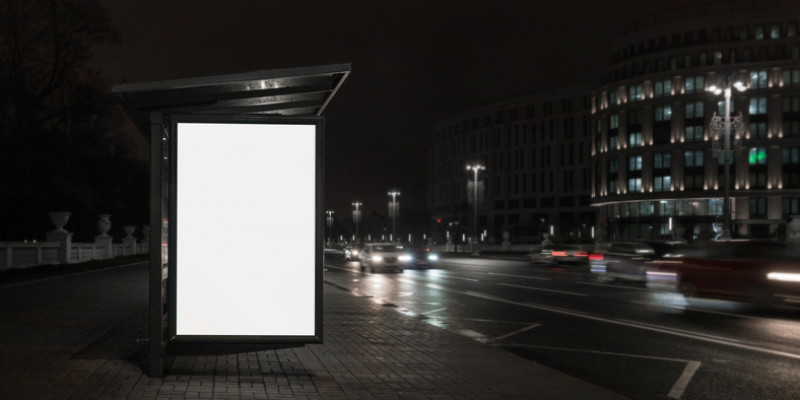 Астана тұрғыны аялдаманың әйнегін басымен ұрып сындырған
