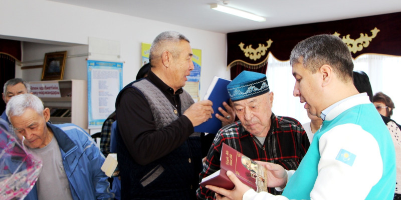 Қызылордада қарттарға кітаптар сыйға берілді