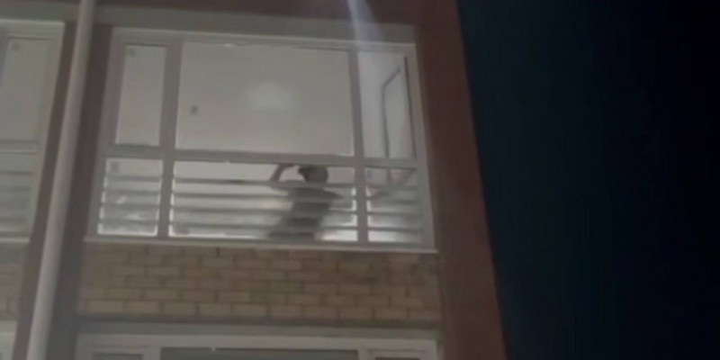 Қостанайда 3 жасар бала анасын балконға қамап қойған