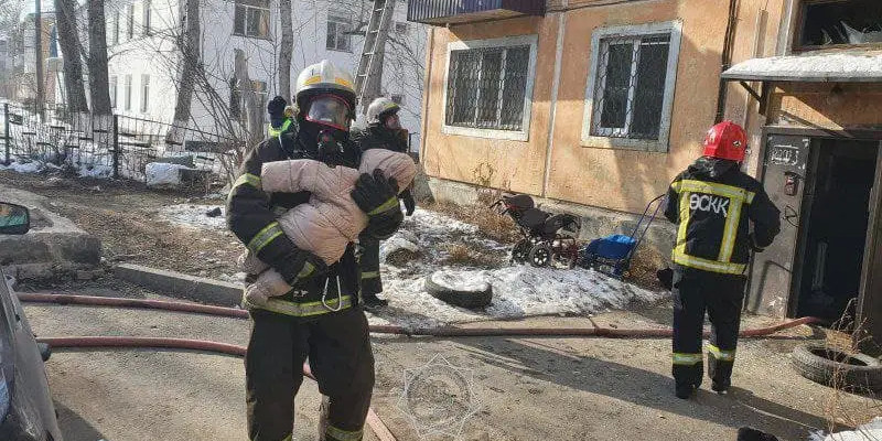Павлодарда өртенген үйден 12 адам құтқарылды