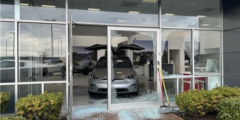 Белгісіз адамдар Tesla автосалонына оқ жаудырды