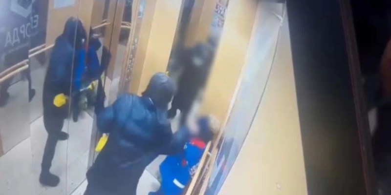 Лифтіде баланы пышақтаған жасөспірім ауруханада соққыға жығылған