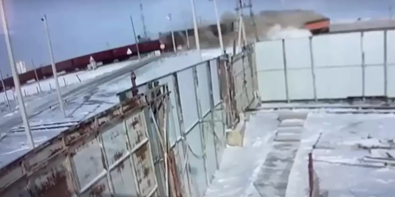 Атырауда пойыз бен жүк көлігі соқтығысты: зардап шеккендер бар