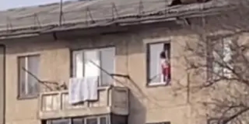Талдықорғанда көпқабатты үйдің терезесінде тұрған бала жұртты шошытты