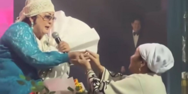 Мақпал Жүнісова Димаш Құдайбергеннің әжесінен қымбат сыйлық алды