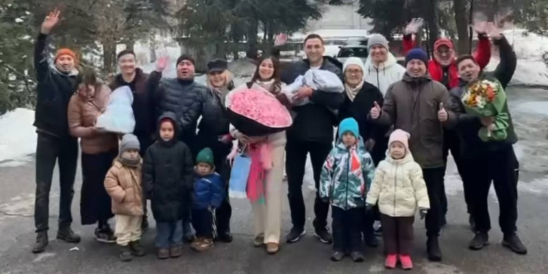 Актер Тәуекел Мүсілім үшінші сәбиін перзентханадан шығарып алды (ВИДЕО)
