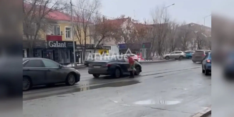 Атырау қаласында пышақ ұстаған 59 жастағы әйел көліктерге шабуыл жасаған (ВИДЕО)