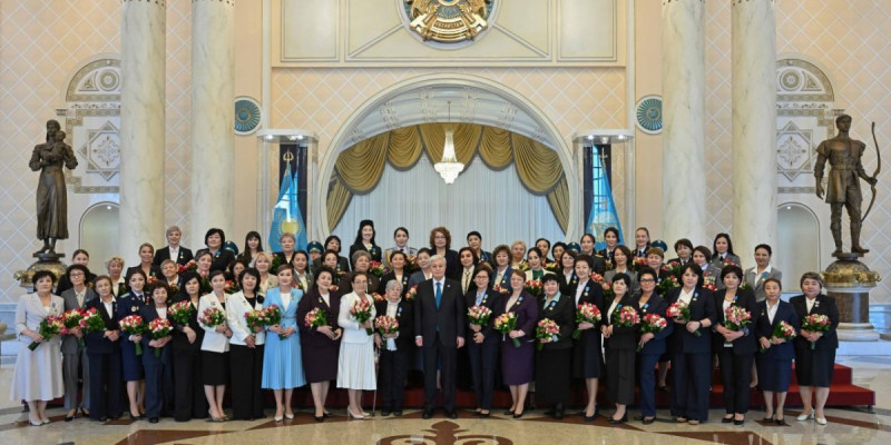 Президент табысты еңбек етіп жүрген қыз-келіншектерге жоғары мемлекеттік наградалар тапсырды