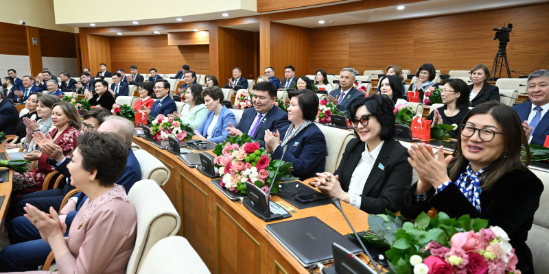 Мәжіліс спикері әйел депутаттарды мерекесімен құттықтады