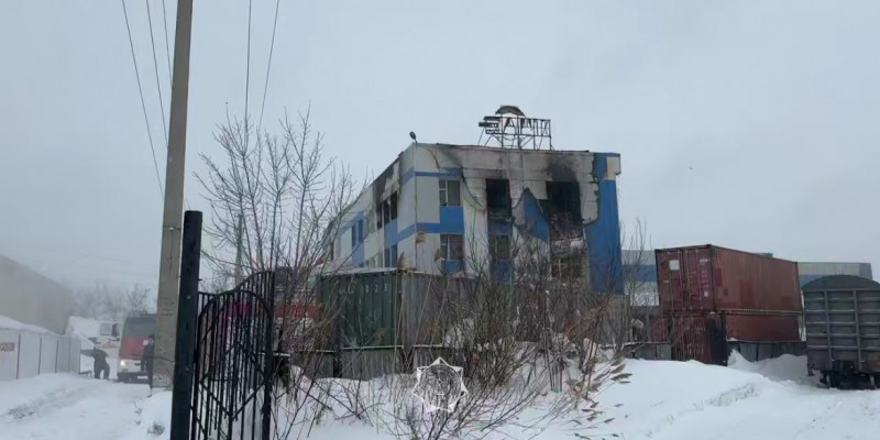 Астанада үш қабатты ғимарат өртенді