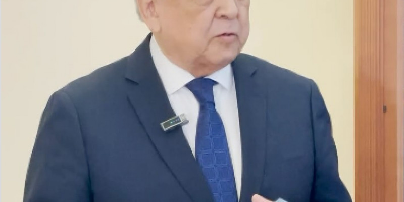 «Бірге кітап оқиық» жобасы: Мереке Құлкенов «Қаныш аға осындай еді…» кітабын оқуға кеңес берді