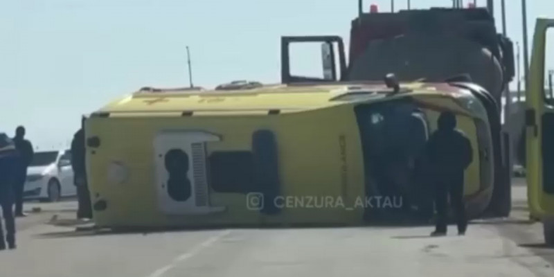 Маңғыстау облысында жедел жәрдем көлігі аударылды