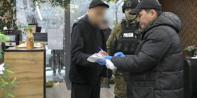 Алматыдағы дәмханалардың бірінде бас аспаз есірткі сатқан