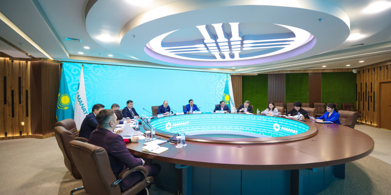 Жаңа жұмыс орындары мен инфрақұрылым: «AMANAT» партиясы әкімдіктердің есебін қабылдап жатыр