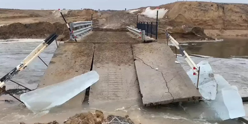 Батыс Қазақстанда Шідерті өзеніндегі көпрді су шайып кетті