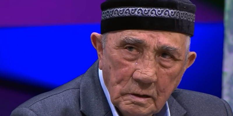 «Маған әке керек емес»: Туған қыздары бас тартқан қарияның оқиғасы көпті жылатты (ВИДЕО)
