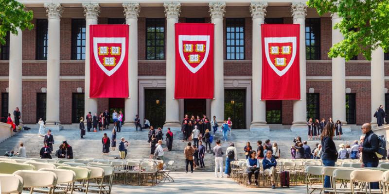 Harvard табысы төмен отбасынан шыққан балаларды тегін оқытпақ