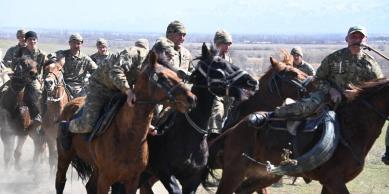 Наурызнама: Әскери қызметкерлер көкпар тартып, теңге ілді