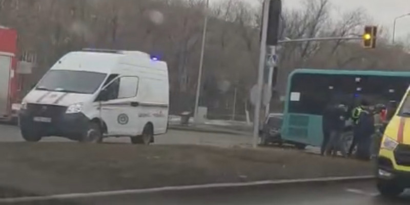 Қарағандыда екі жолаушылар автобусы жол апатына ұшырады