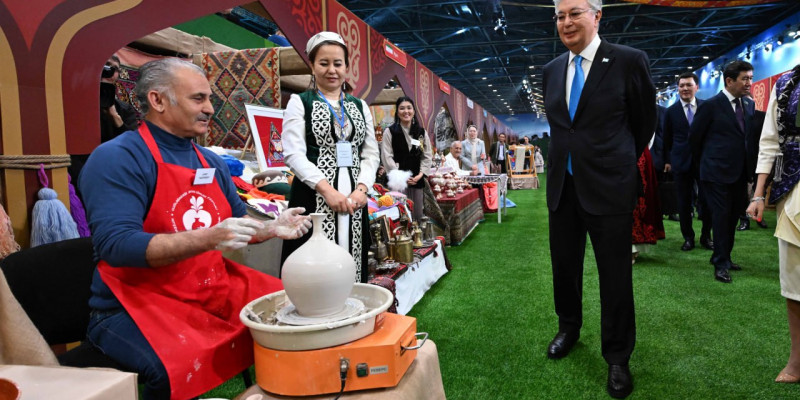 Мемлекет басшысы этноауылдағы қолөнер жәрмеңкесін аралады